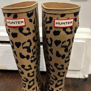 Kids leopard hunter rain books in like new condition